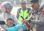 Semarakkan HUT ke-81 Kemerdekaan RI, Polres Way Kanan dan Jajaran Serentak Bagikan Bendera Merah Putih kepada Masyarakat